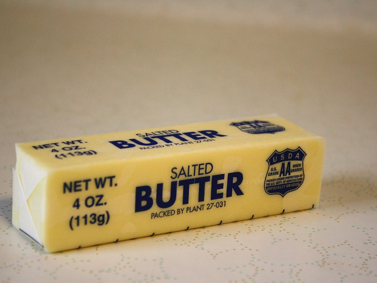 Ein Stück Butter auf einem Teller