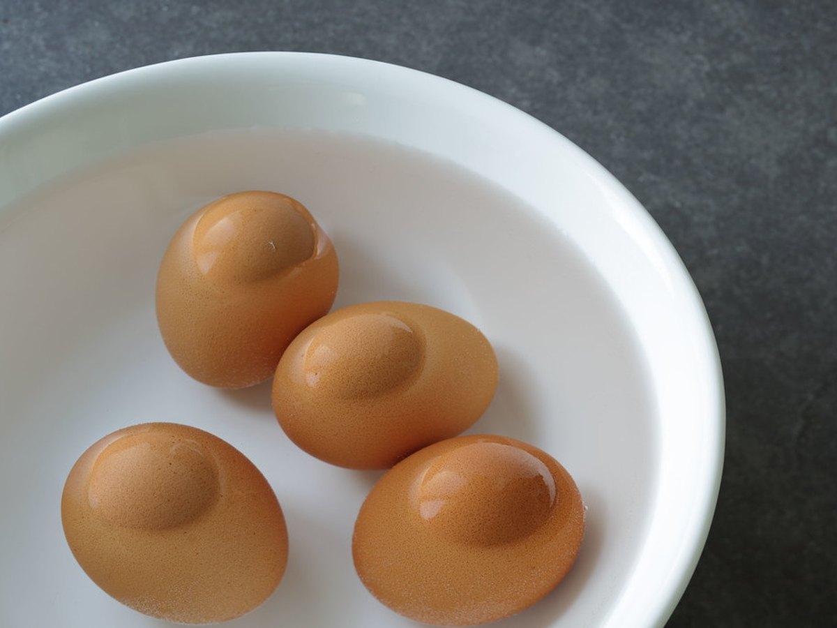 Eier in einer Schüssel für den Kuchenteig