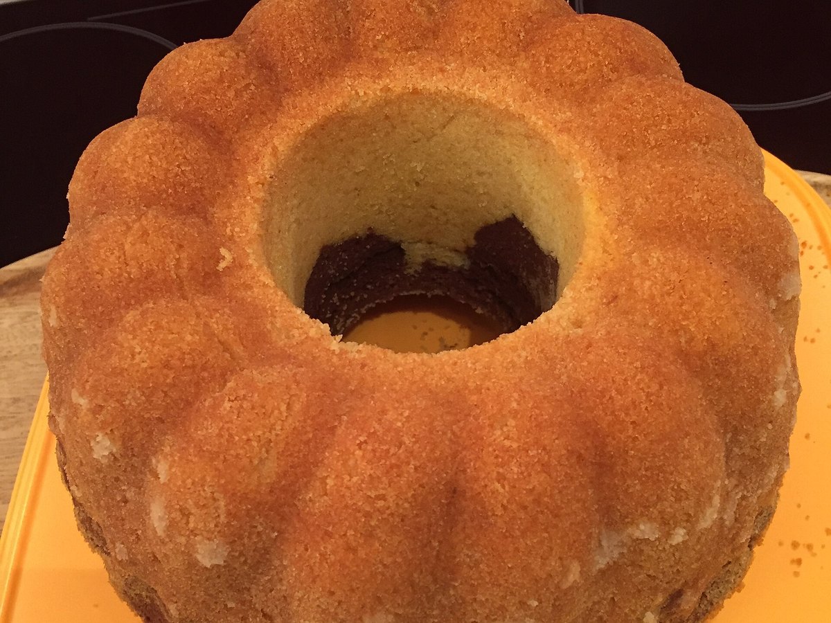 Gestürzter Napfkuchen auf einem Kuchengitter