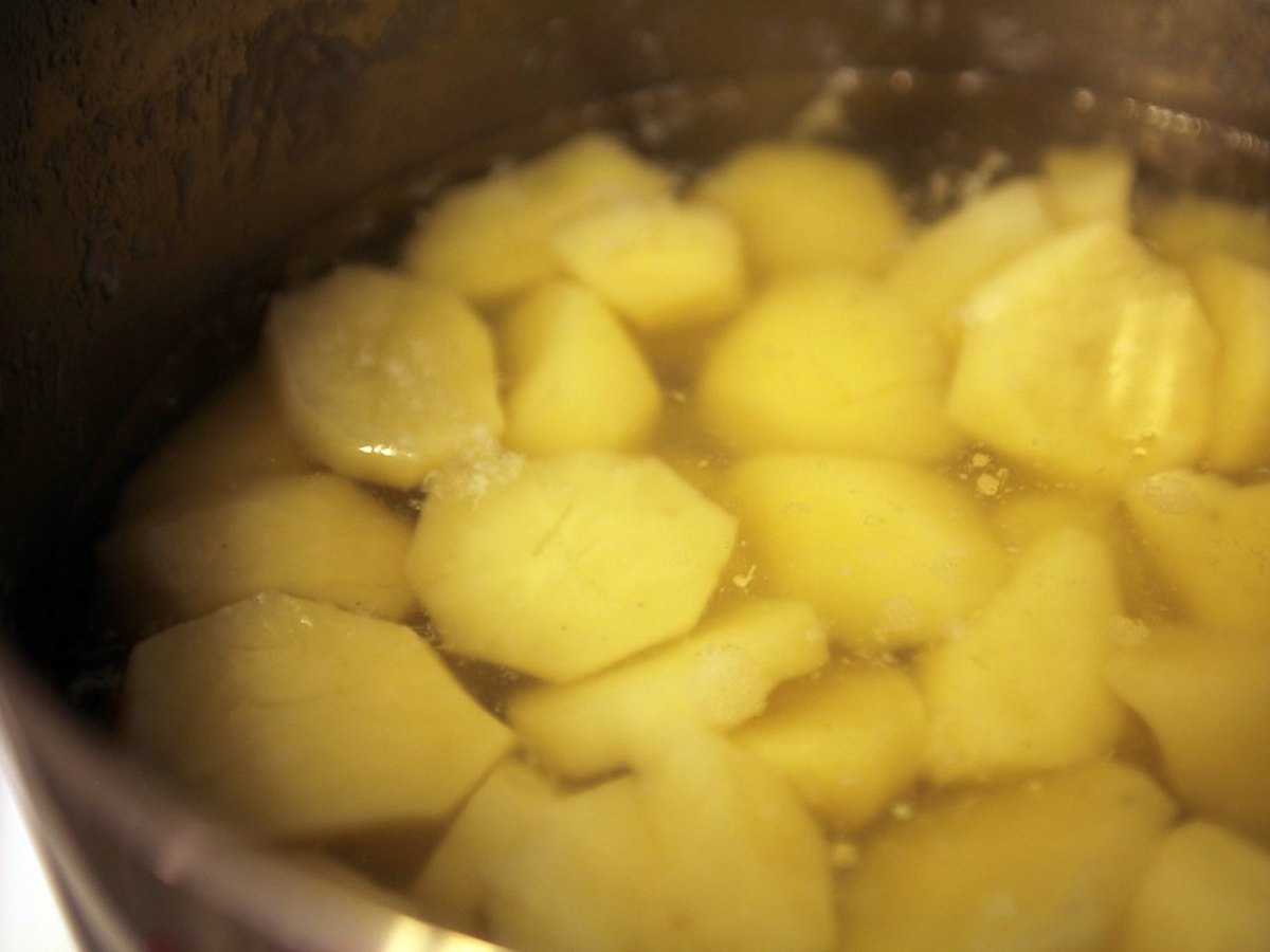 Geschälte Kartoffeln auf einem Brett