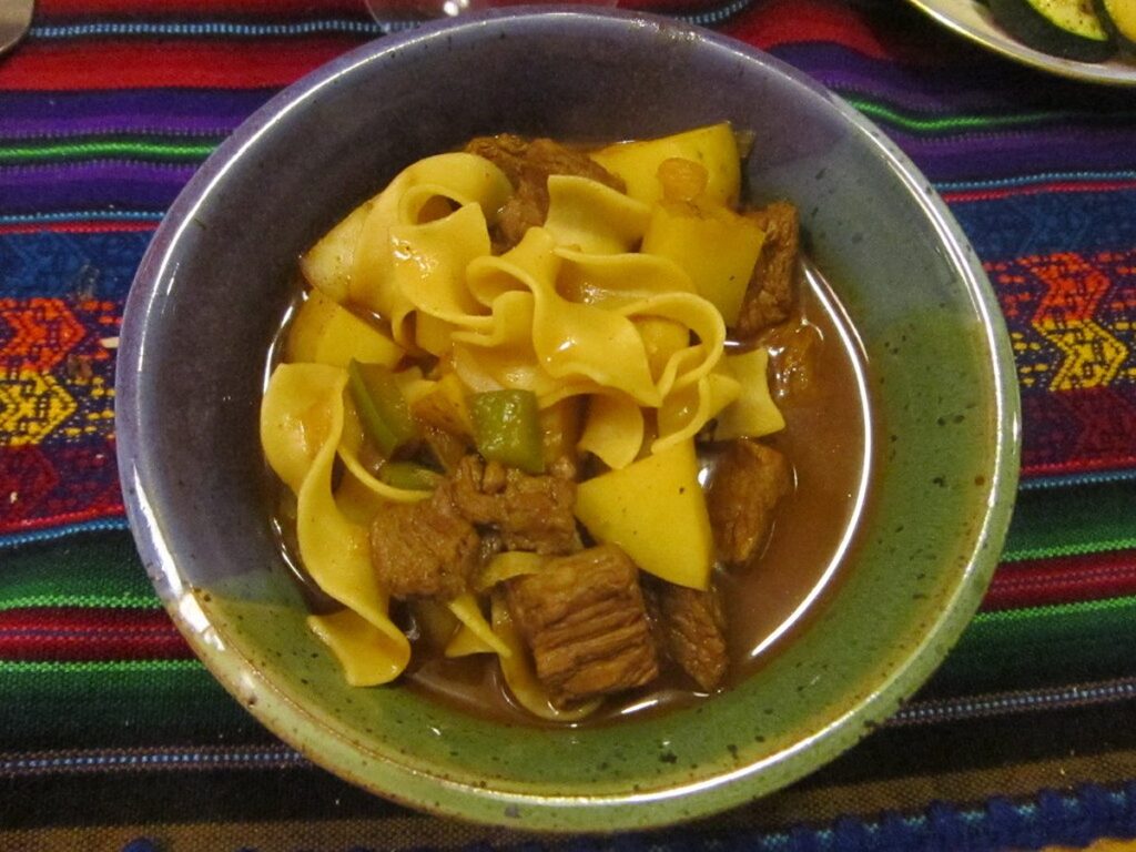Ungarische Gulaschsuppe in der Schale