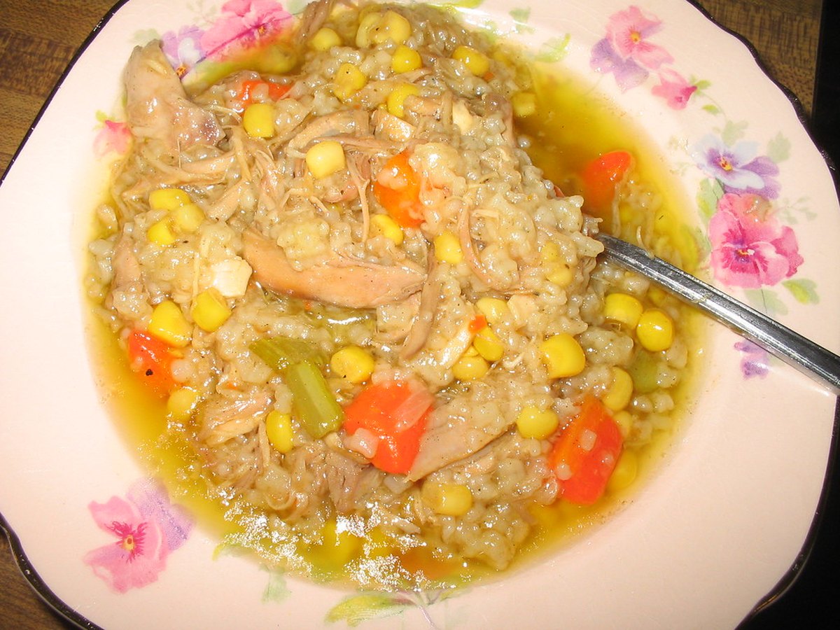 Gulaschsuppe köchelt im Topf