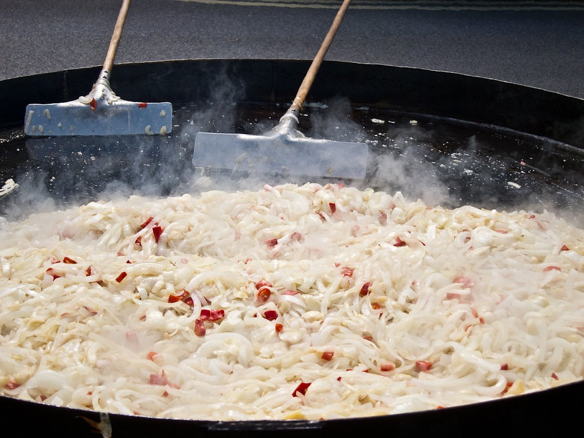 Zwiebelwürfel dünsten in einem Topf
