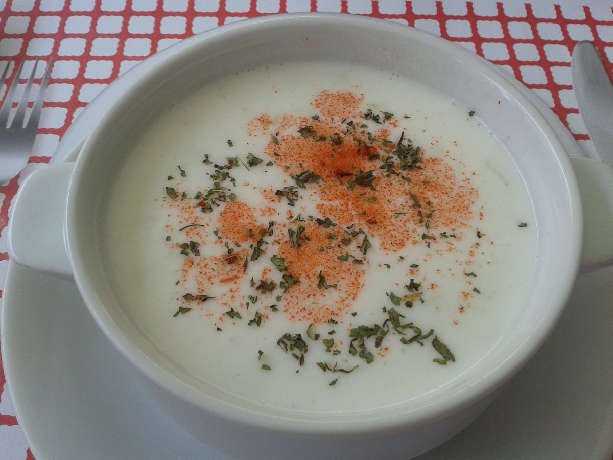 Kalte Gurkensuppe mit Dill in einer weißen Schale