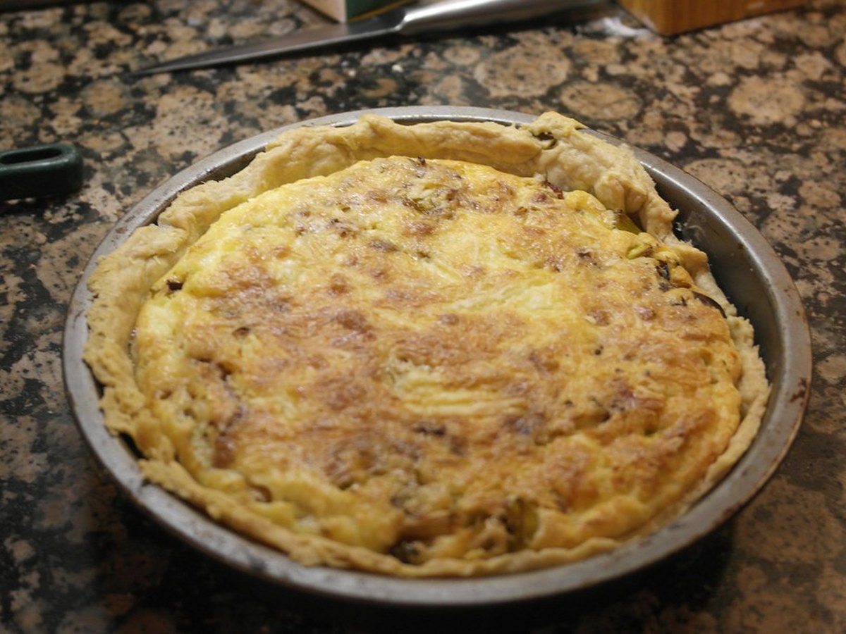 Cremige Käse-Lauch-Suppe mit Hackfleisch in einer Schale