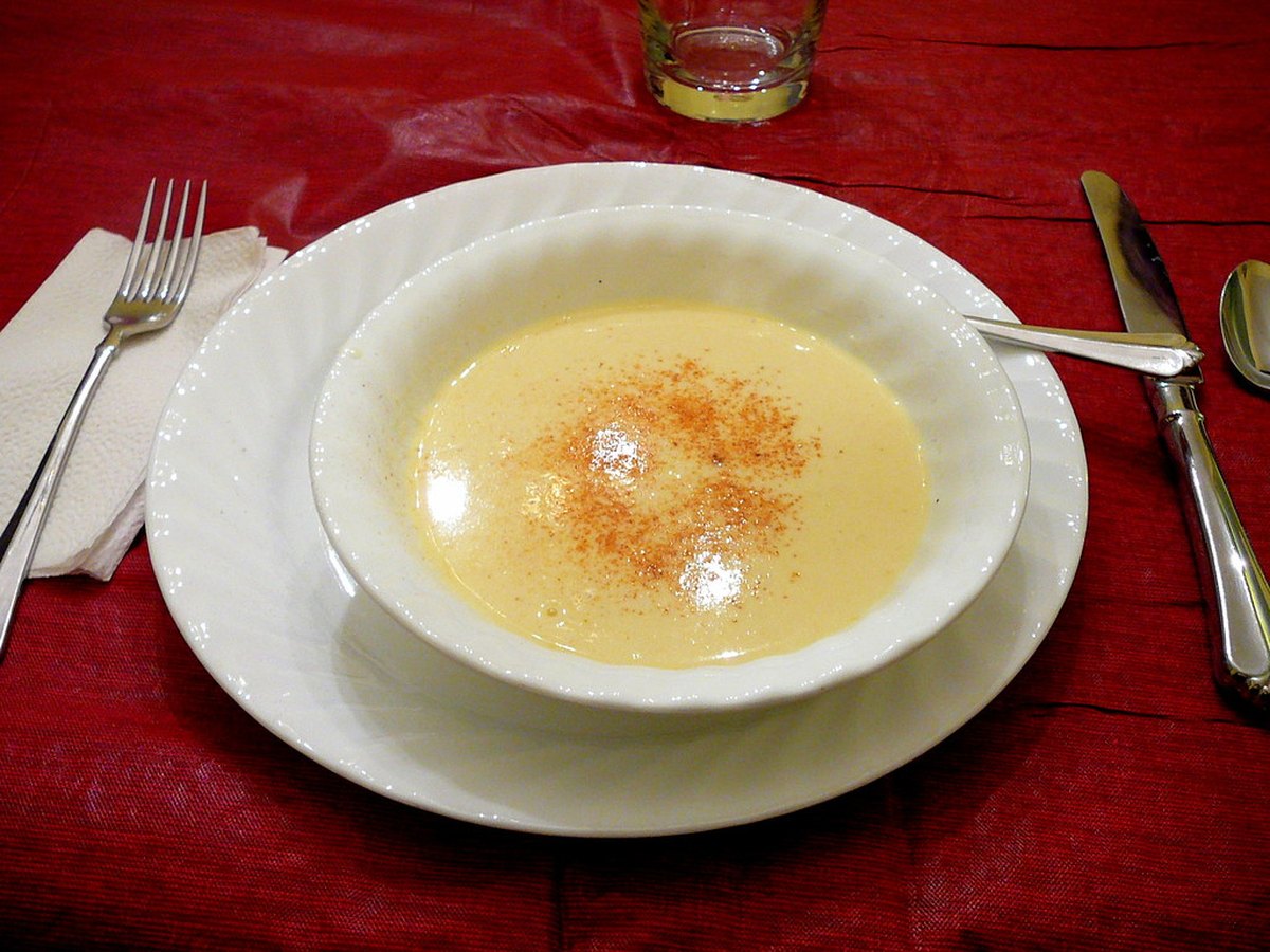 Sahne wird in die Suppe gegossen