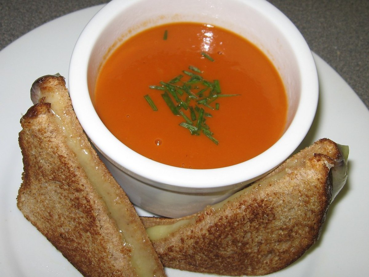 Schmelzkäse wird in die Suppe gerührt