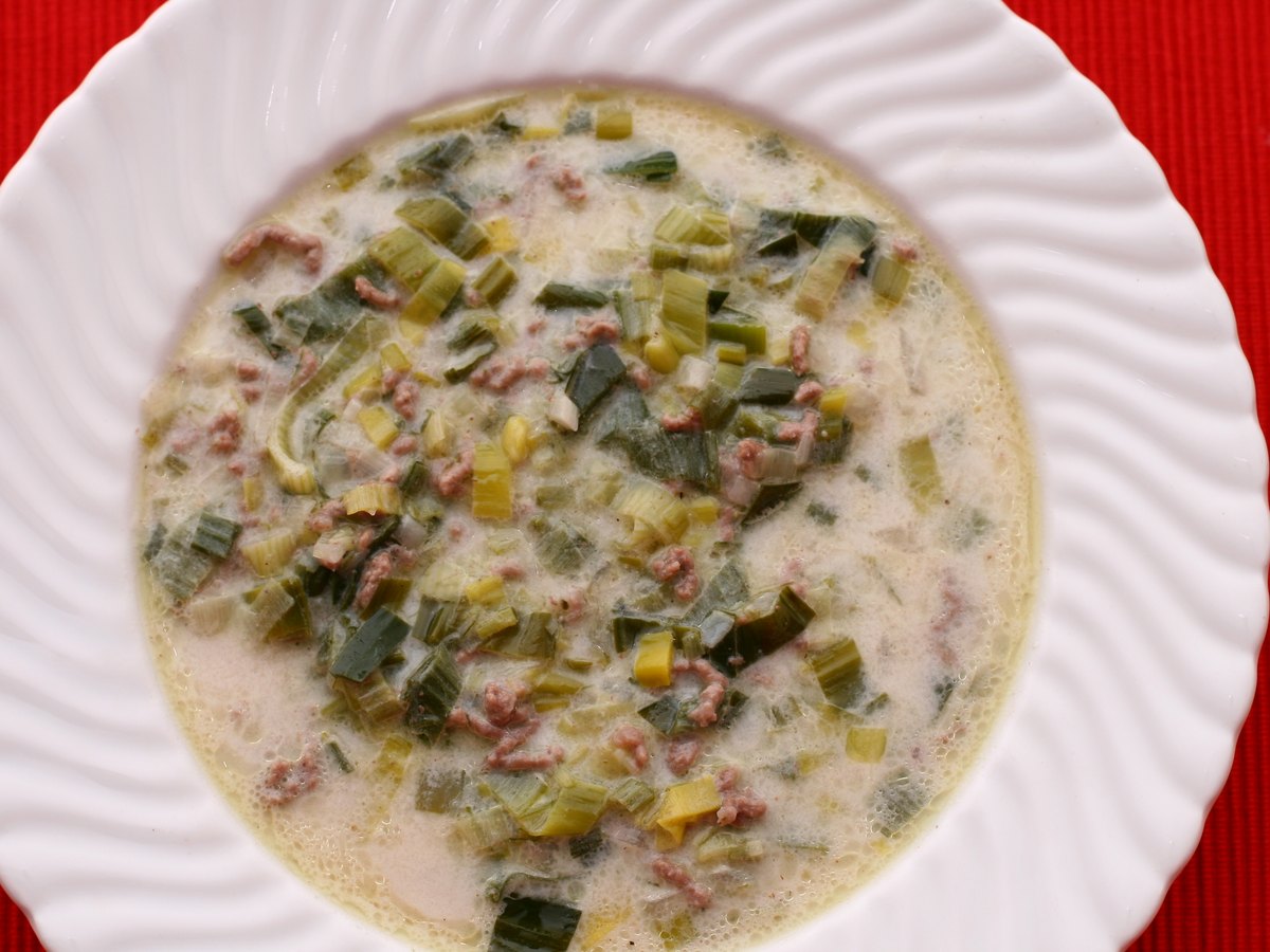 Teller Käse-Lauch-Suppe