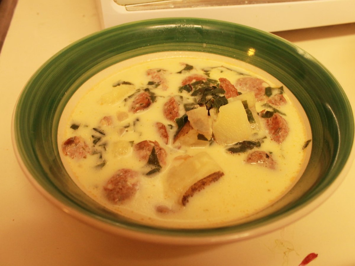 Cremige Suppe mit Fleischstücken