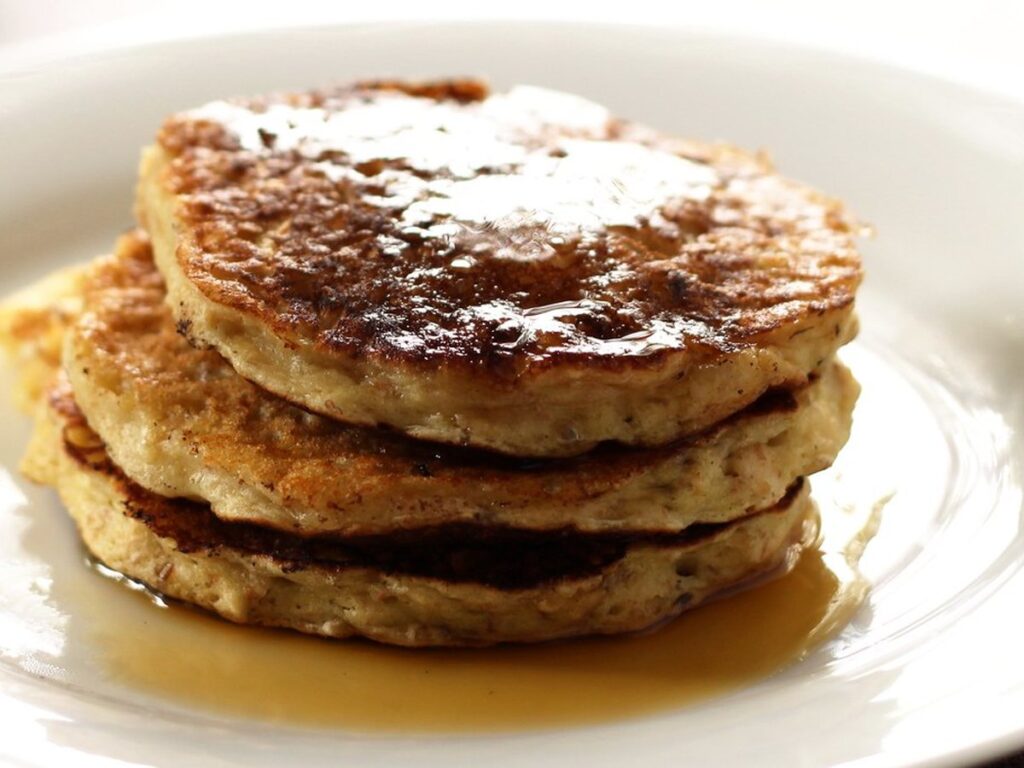 Stapel Haferflocken-Pfannkuchen mit Banane