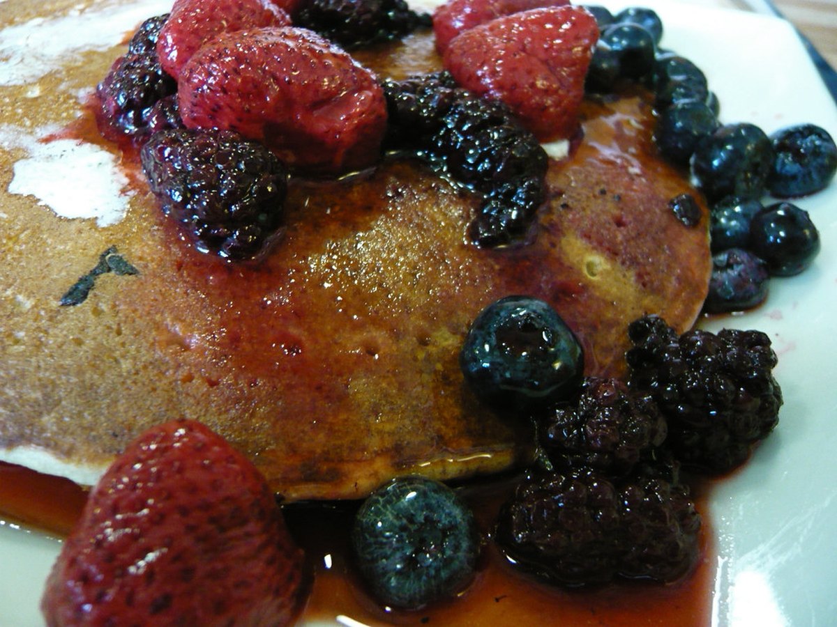 Pfannkuchen mit Beeren, Joghurt und Nüssen