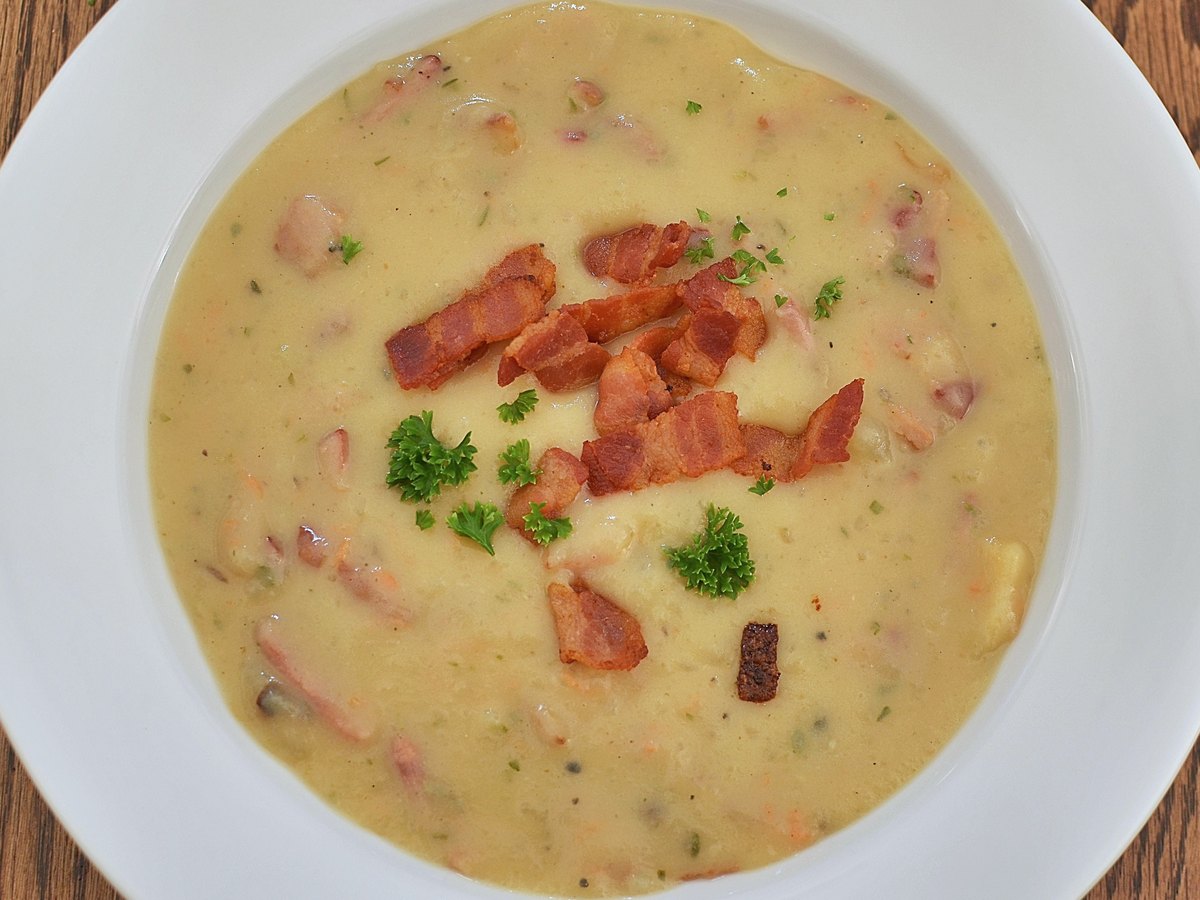 Suppe mit Speck, Käse und Kräutern