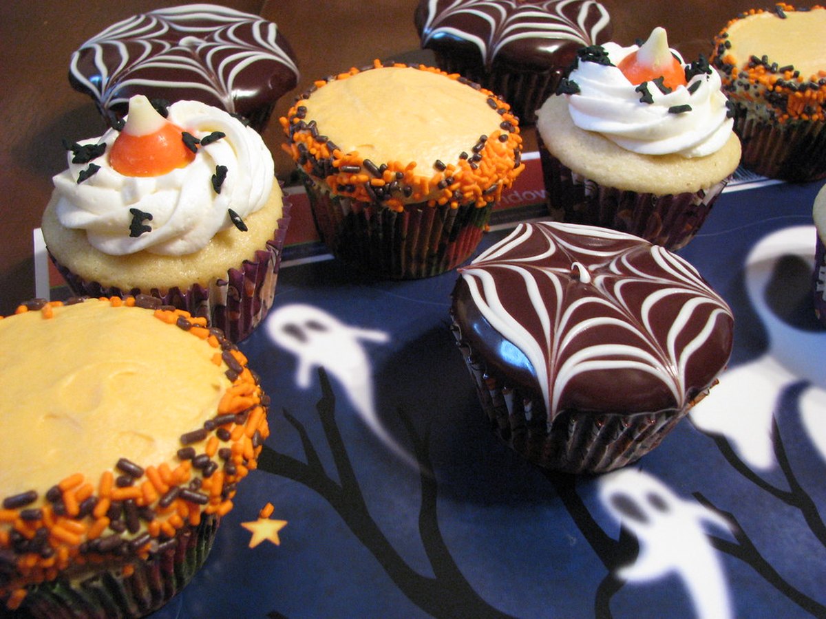 Halloween-Deko aus Zuckeraugen, Streuseln und Gummiwürmern