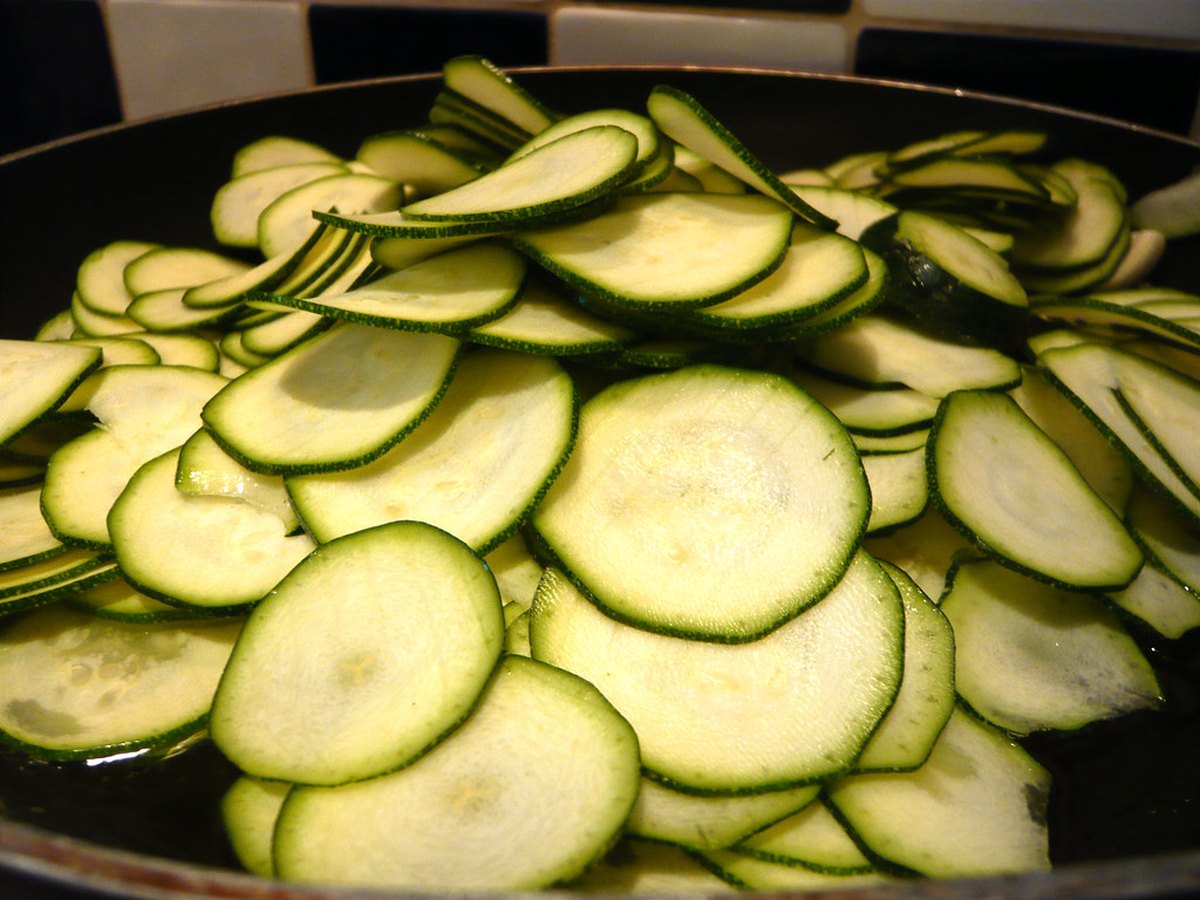 In Scheiben geschnittene Zucchini in einer Pfanne