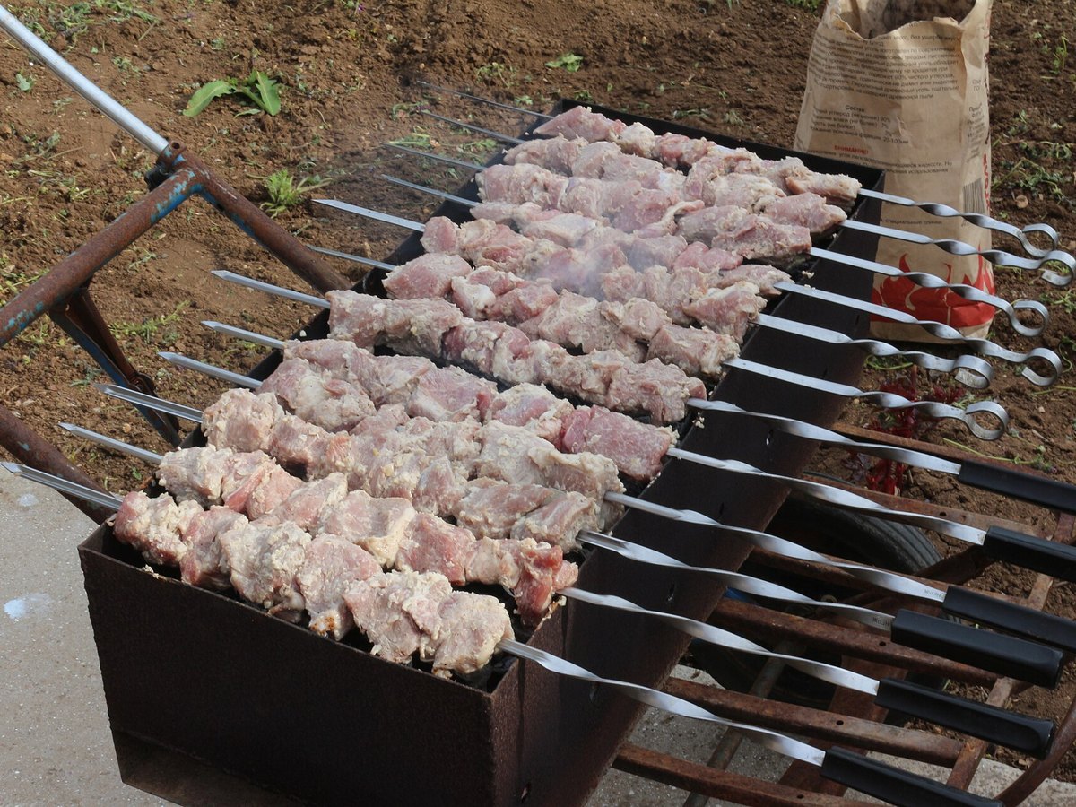 Fleischspieße auf einem Holzkohlegrill