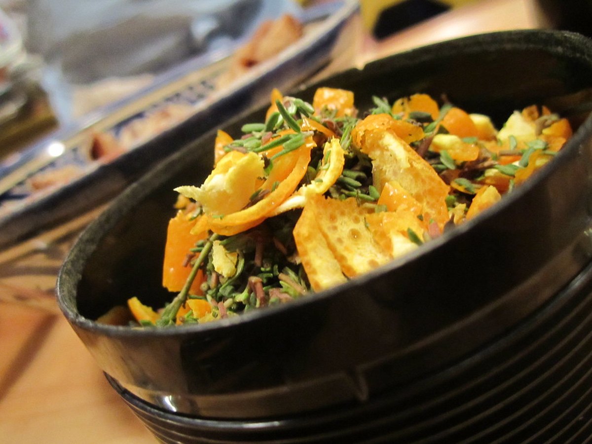 Zitronenschale und frische Kräuter für die Marinade