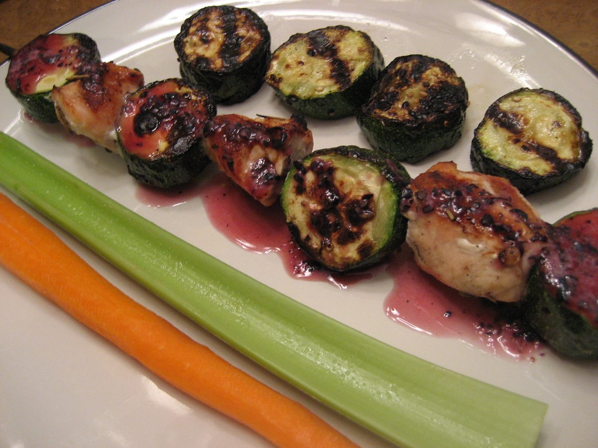 Gegrilltes Hähnchen und Zucchini, angerichtet mit Sauce