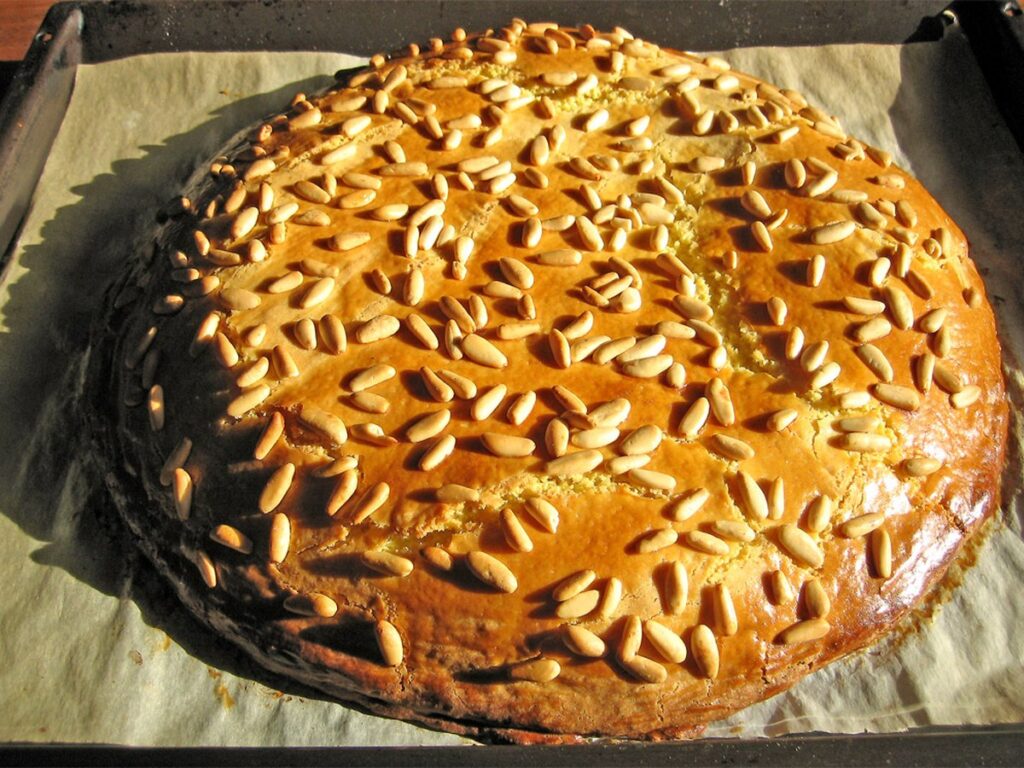 Torta della Nonna mit Pinienkernen und Puderzucker