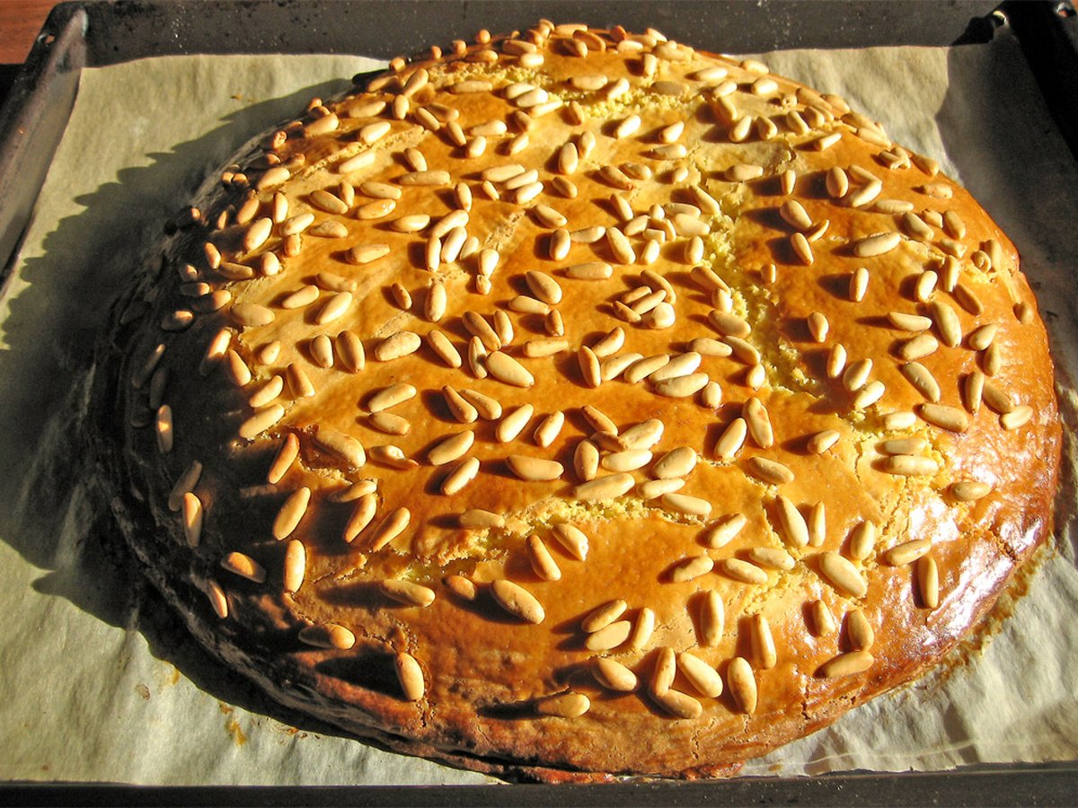 Torta della Nonna mit Pinienkernen und Puderzucker
