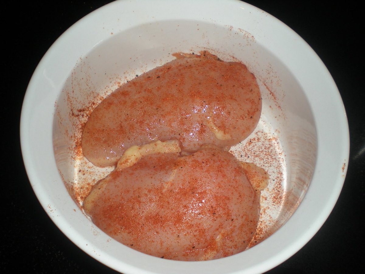 Rohe Hähnchenbrustfilets in einer Form