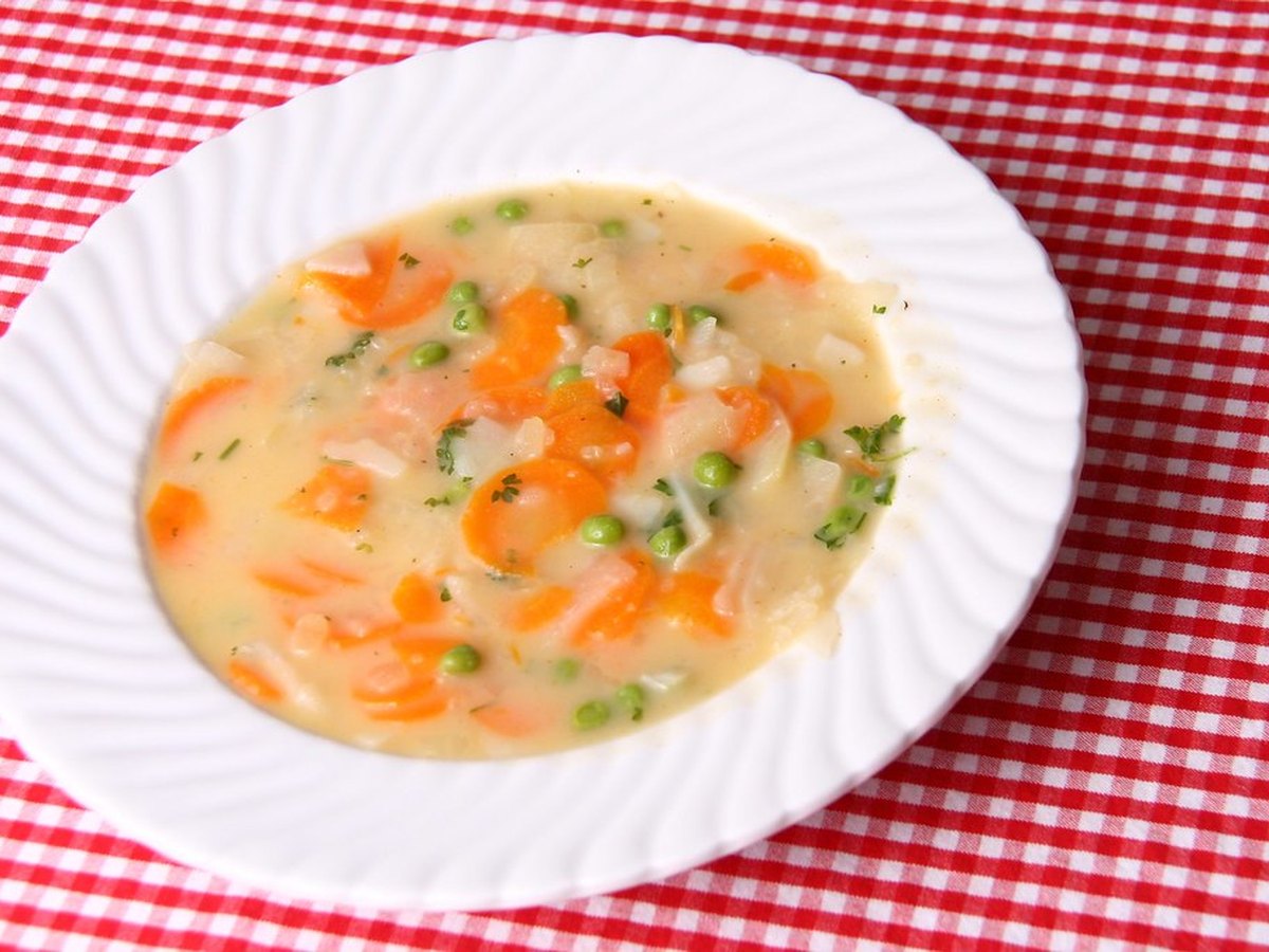 Schale mit Gemüsesuppe