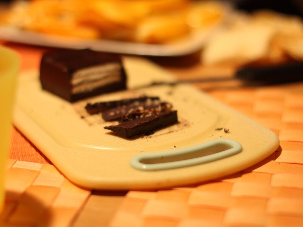 Geschichteter Schokoladenkuchen aus Keksen, in Scheiben geschnitten