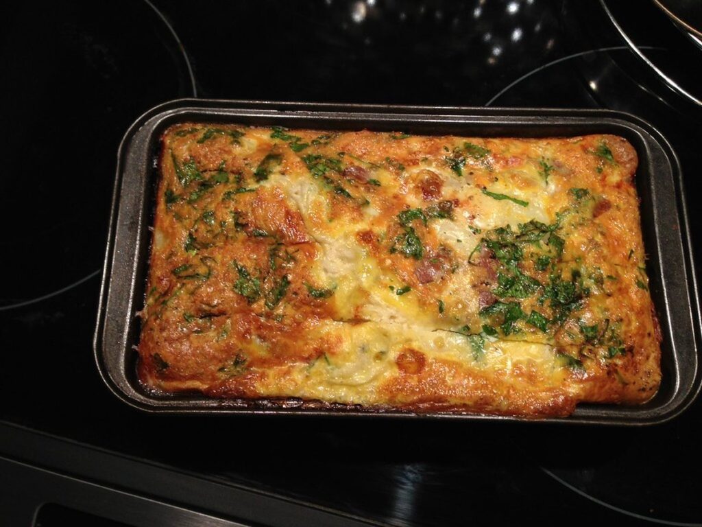 Kartoffelauflauf mit Brokkoli, Möhren und goldener Käsekruste