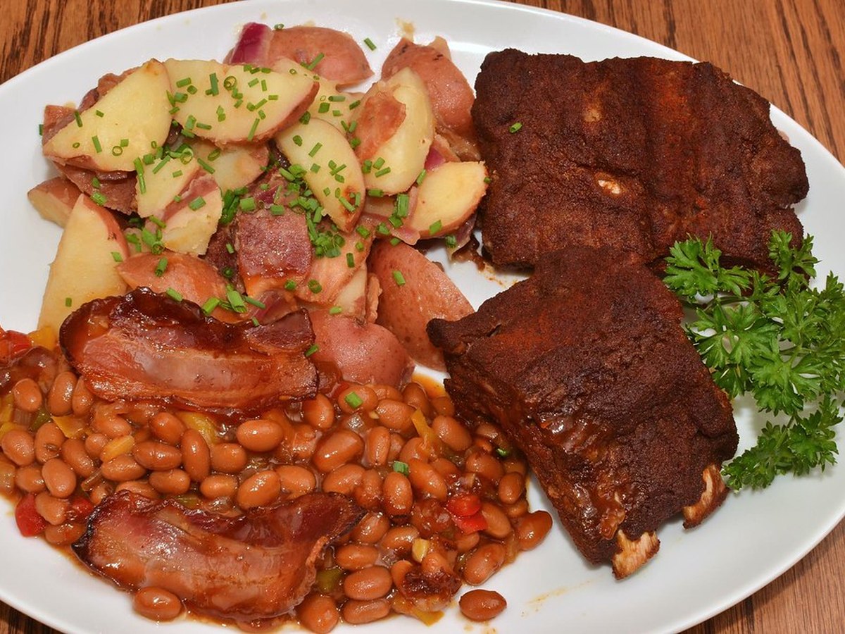 Schwäbischer Kartoffelsalat mit Schnittlauch in einer Schüssel