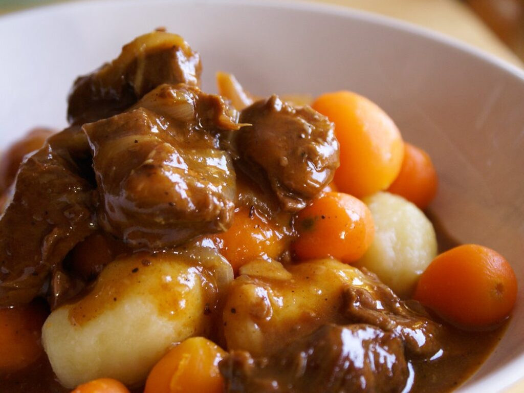Kartoffelklöße mit Braten und Sauce