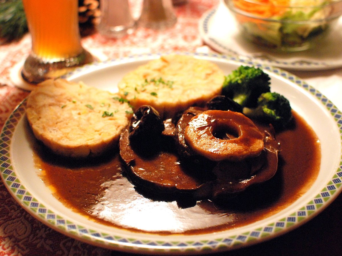 Aufgeschnittener Serviettenknödel