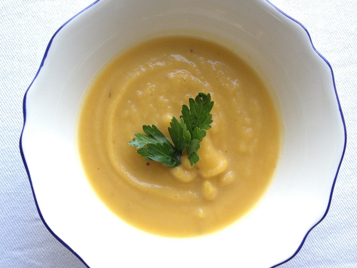 Kohlsuppe mit Hähnchen und Ei