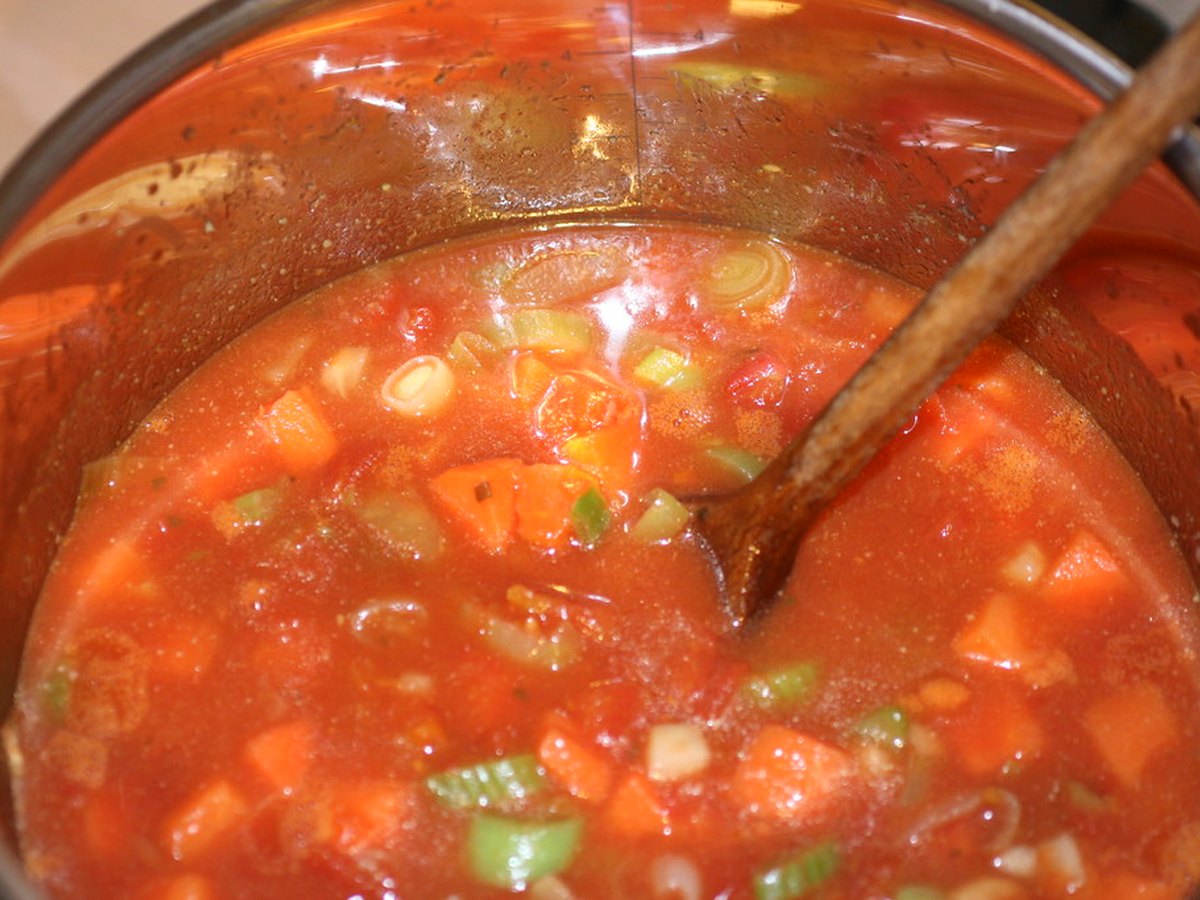 Kohlsuppe mit Gemüse in der Schale