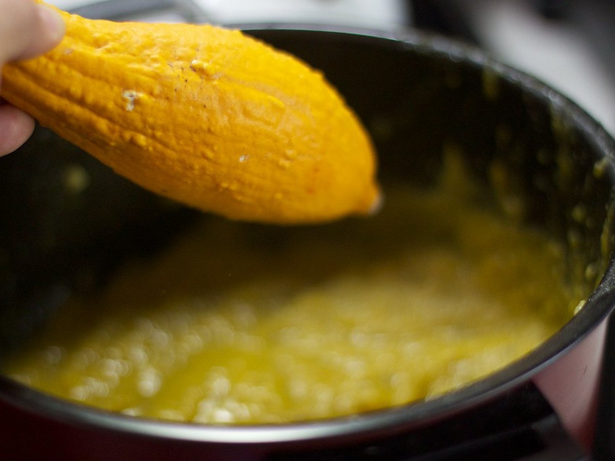 Kohlsuppe köchelt im Topf