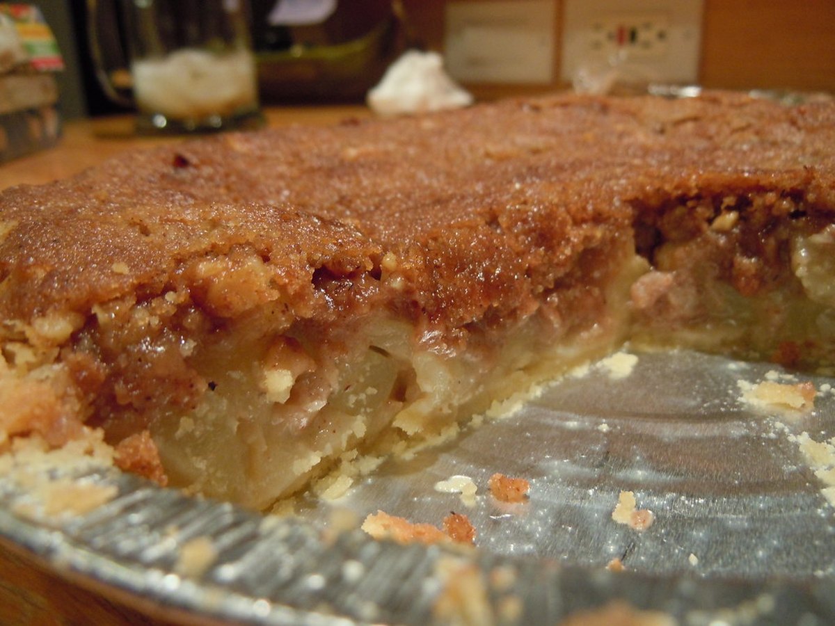 Stück Apfel-Nuss-Kuchen auf einem Teller