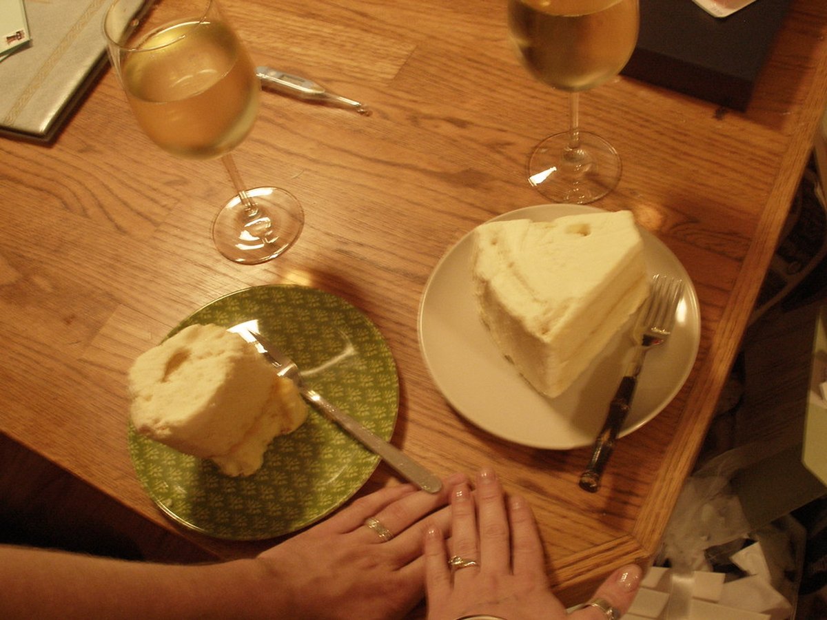 Kuchenstück auf einer Küchenwaage