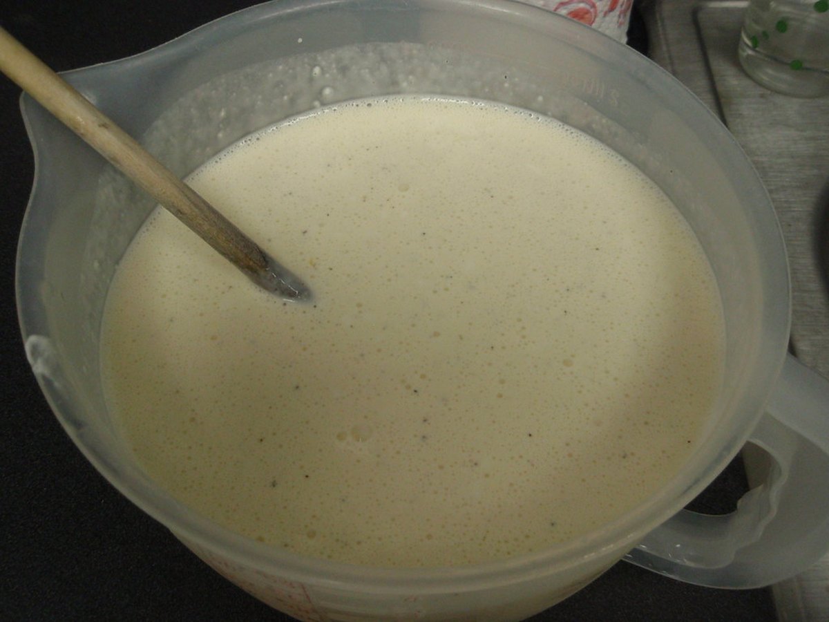 Frischkäse-Sahne-Creme in einer Rührschüssel