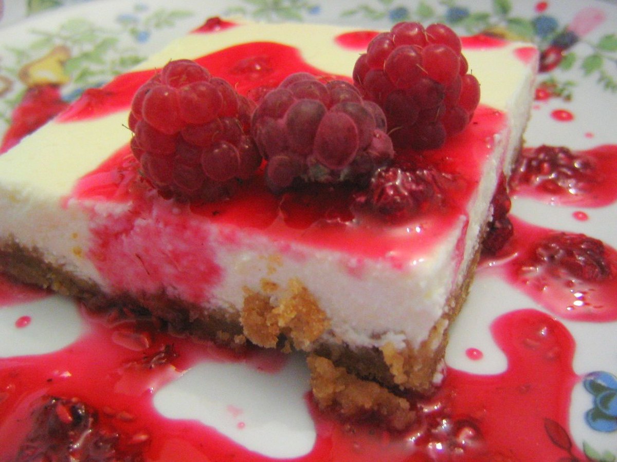 Roter Fruchtguss wird über einen Kuchen gegossen