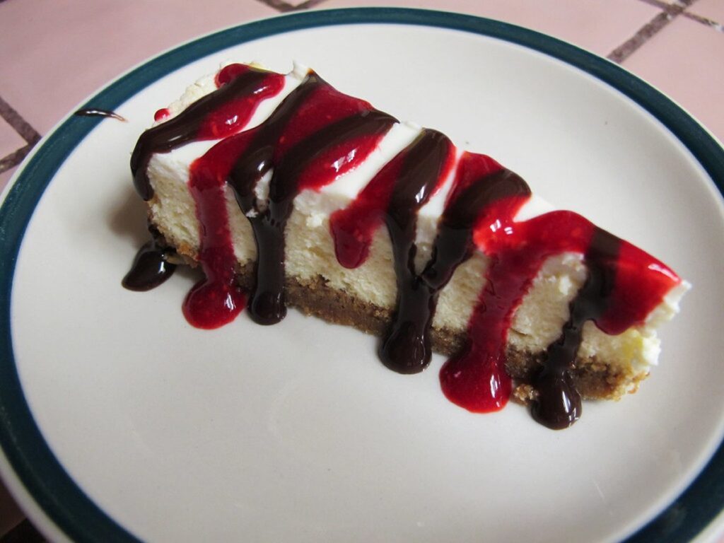 Angeschnittener Käsekuchen ohne Backen mit Beeren-Guss