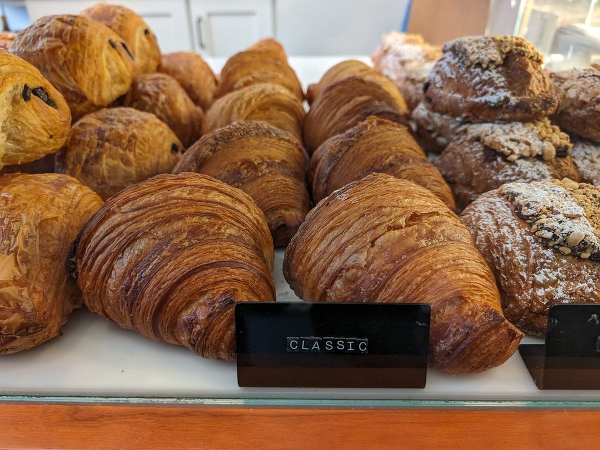 Ein Stück Butter auf einem Teller