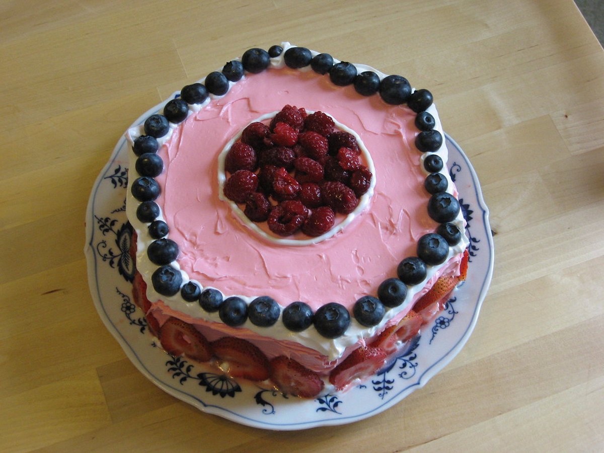 Kuchen mit frischen Beeren