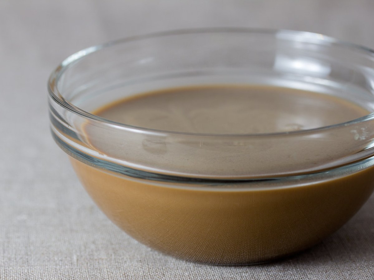 Kokosmilch wird in eine Schale gegossen