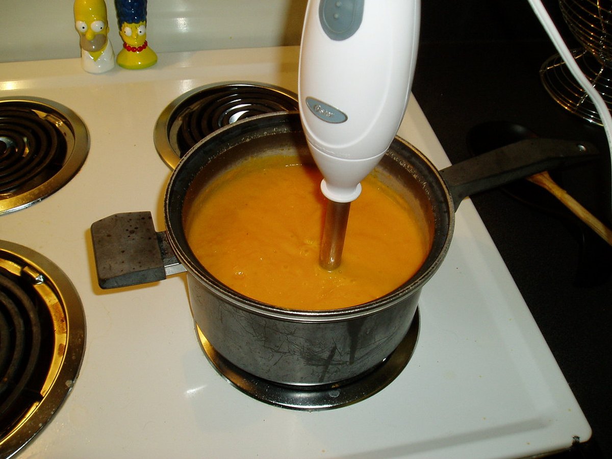 Ein Stabmixer mit Zubehör