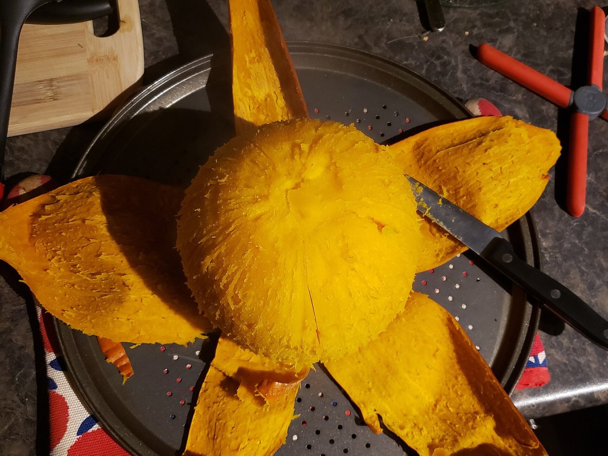 Kürbisstücke und abgezogene Schale in einer Pfanne