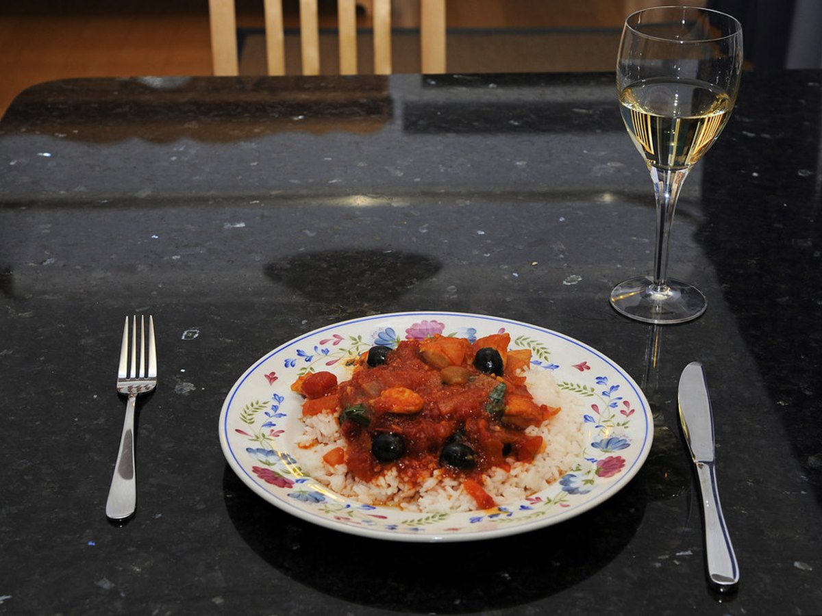 Hähnchenstücke braten im Wok an