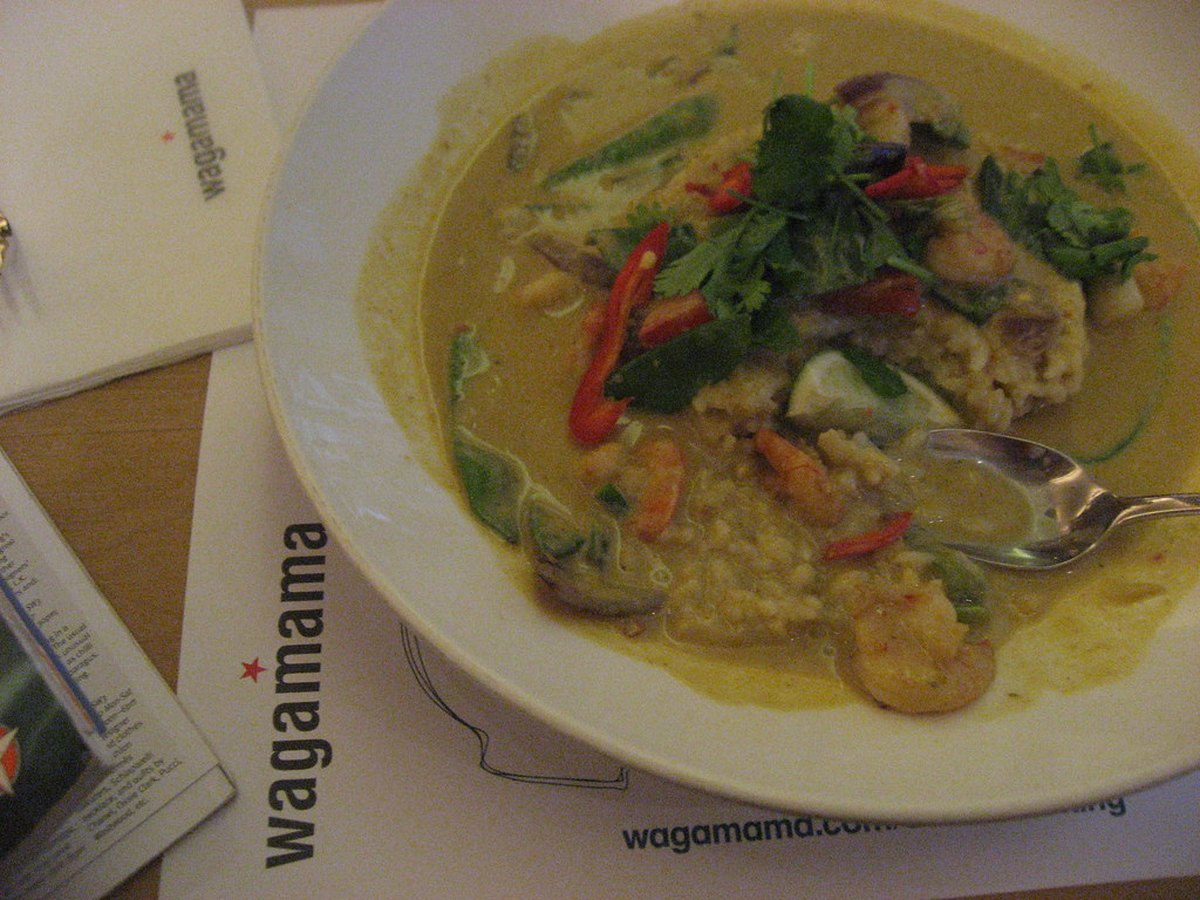 Kokosmilch wird ins Curry gegossen