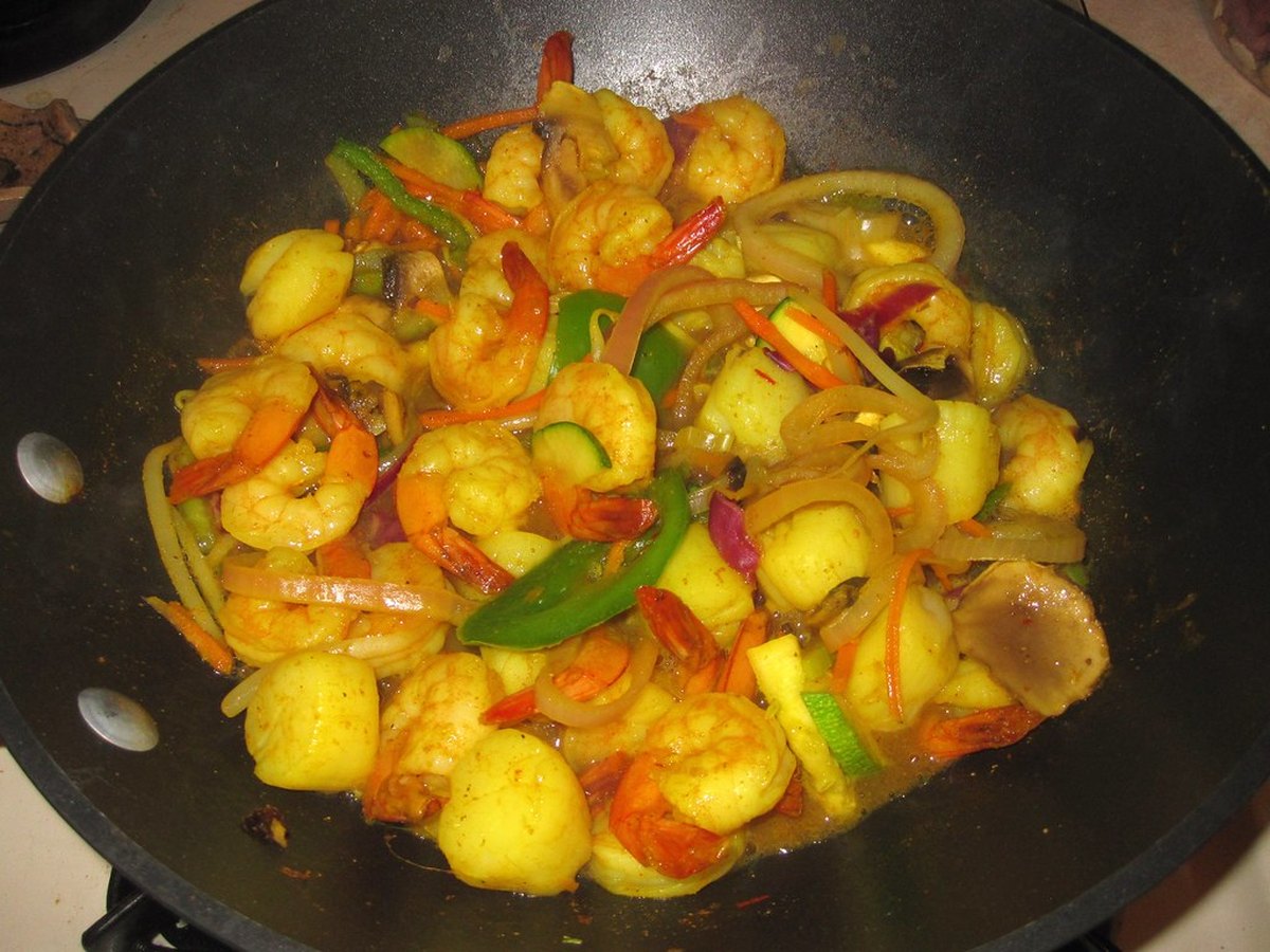 Garnelen braten mit Knoblauch in der Pfanne