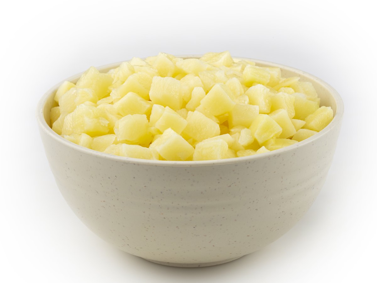Gewürfelte rohe Kartoffeln in einer Schale