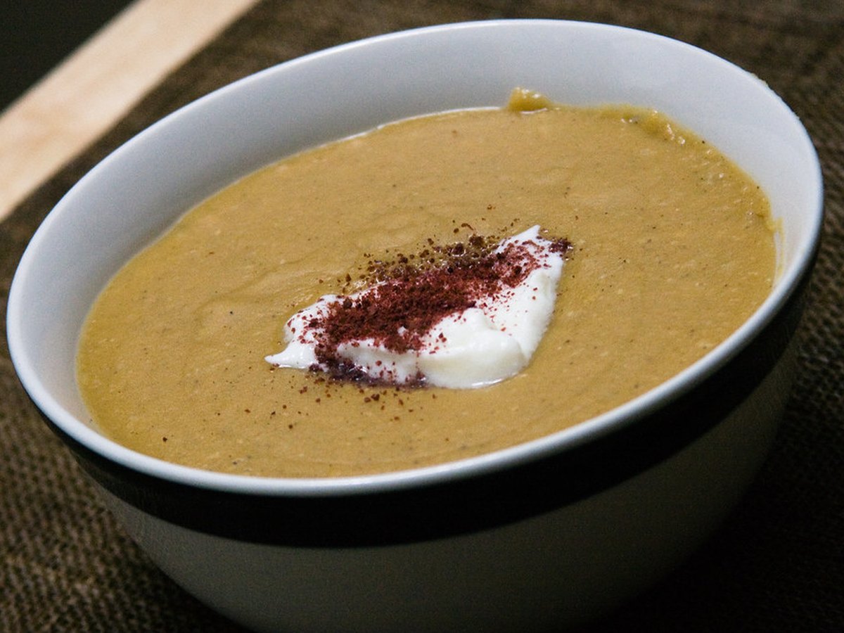 Cremig pürierte rote Linsensuppe
