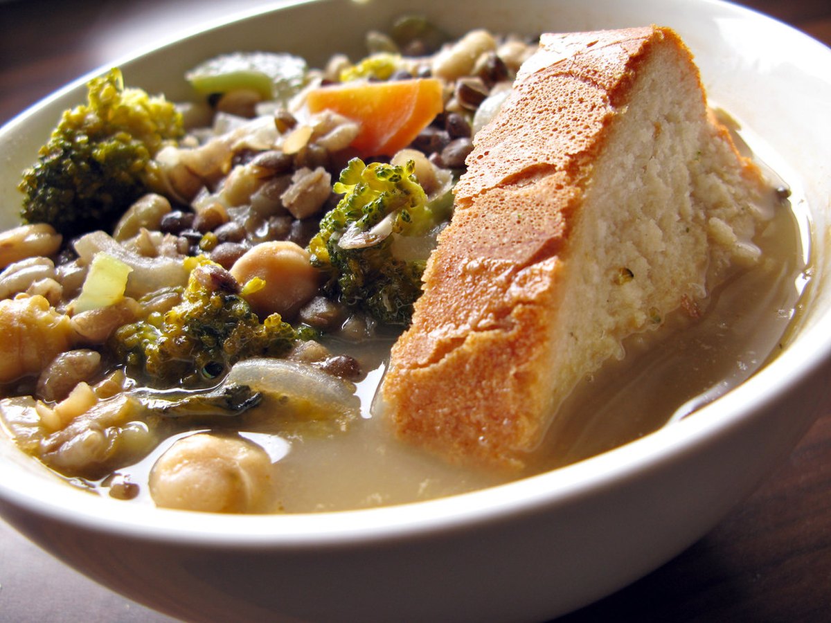 Teller Suppe mit Brot