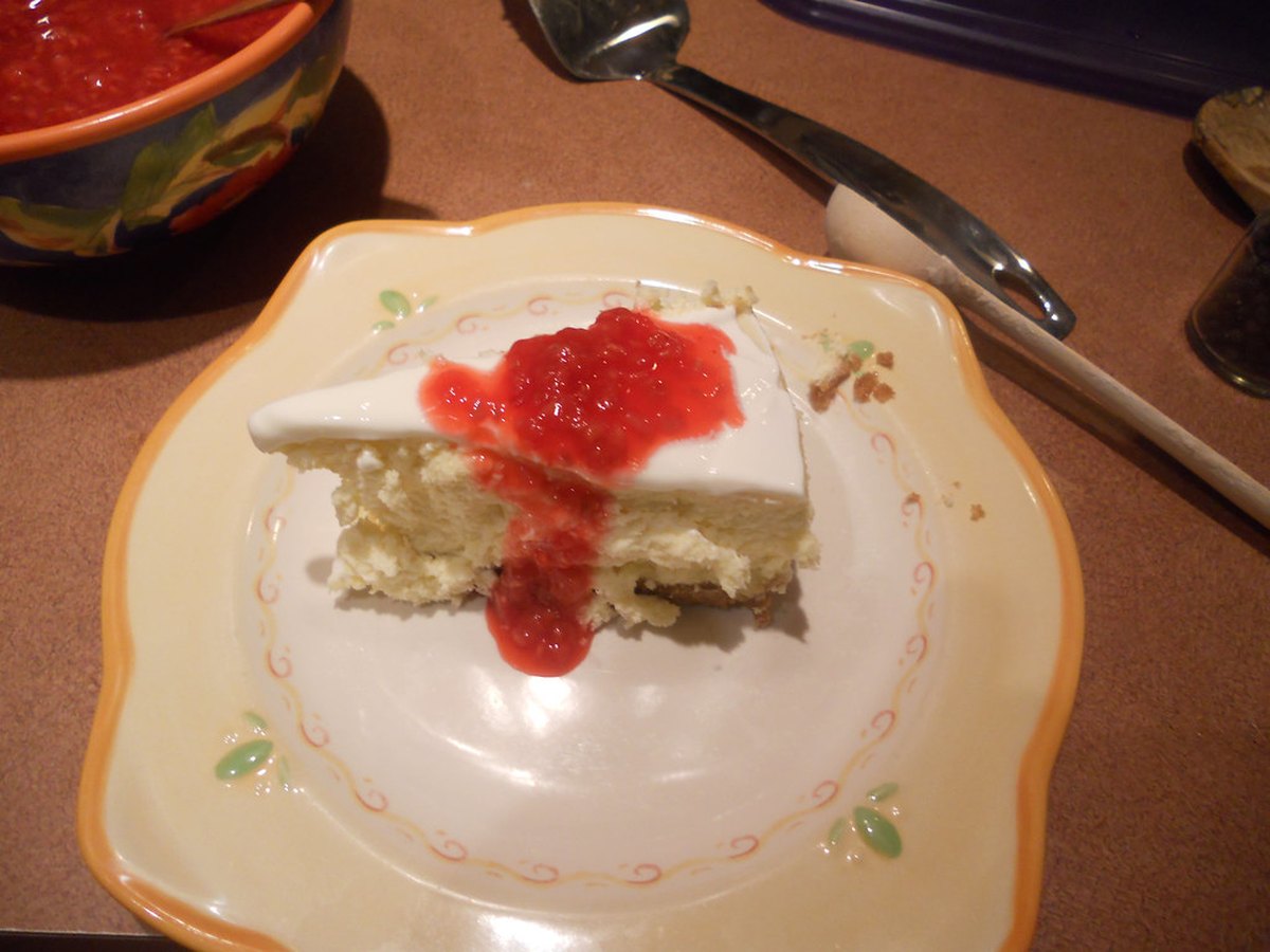 Stück Low-Carb-Käsekuchen mit Beeren